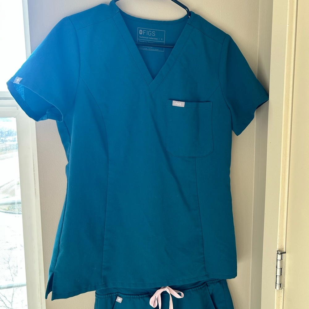 FIGS- Slim Caterina One-Pocket Scrub Top Caribbean Blue